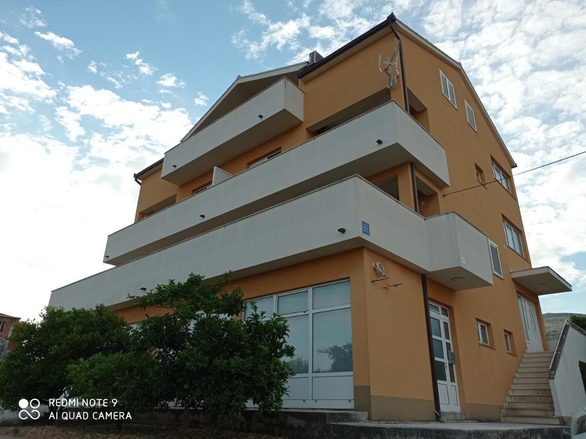 Studio Apartment With Balcony Трогир Экстерьер фото