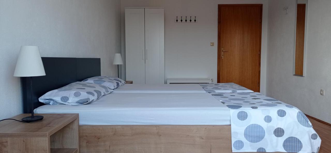 Studio Apartment With Balcony Трогир Экстерьер фото