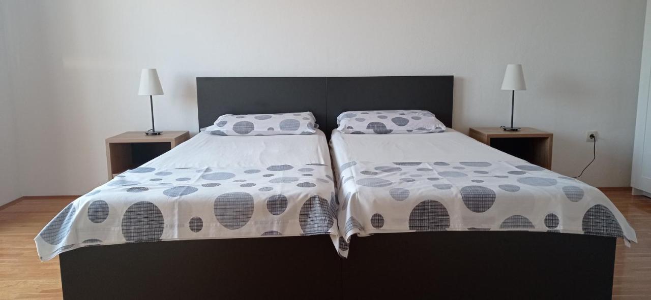 Studio Apartment With Balcony Трогир Экстерьер фото